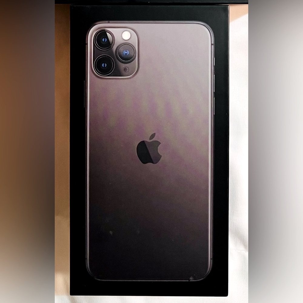 **BOX ONLY** APPLE iPhone 11 Pro Max 256GB Space Gray w/NEW EARBUDS